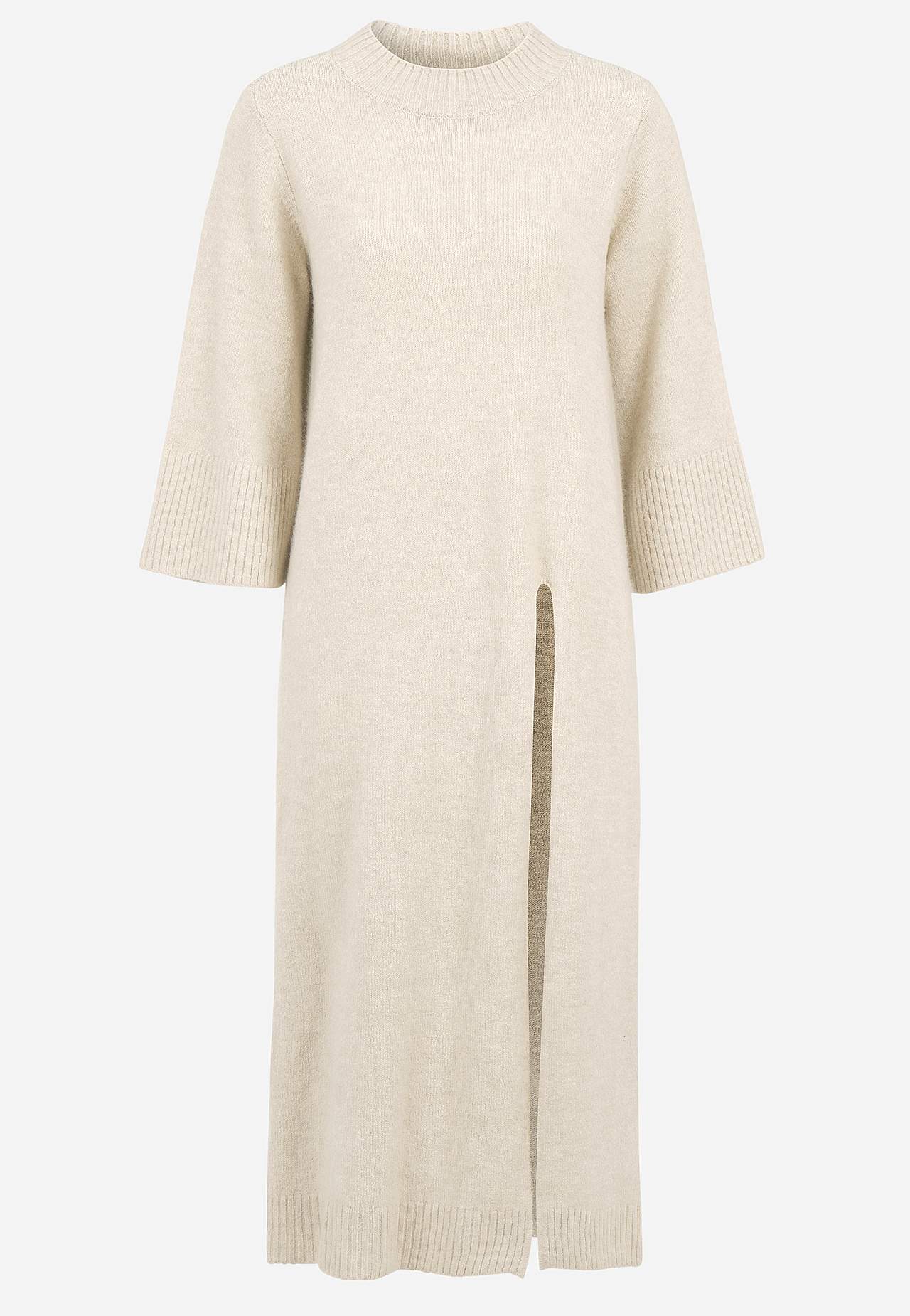 Neulottu mekko korkealla halkiolla